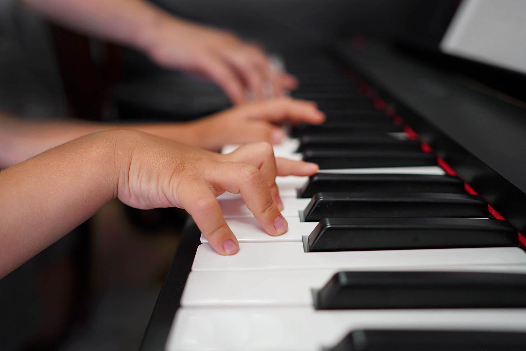 音楽を表現する子ども